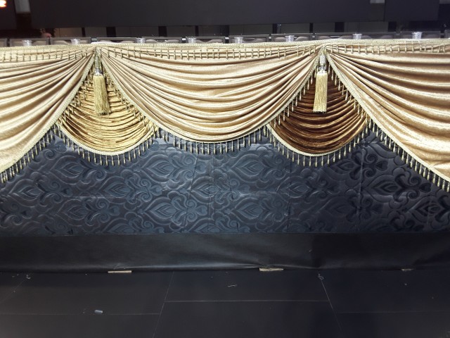 גב במה שחור זהב